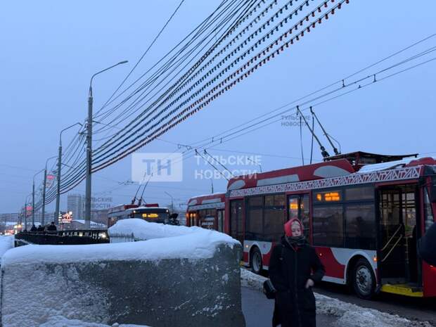 В Туле на Зареченском мосту из-за хлопка в троллейбусе остановлено движение