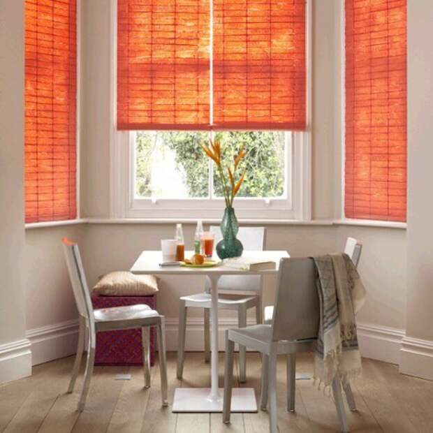 Ярко оранжевые шторы помогут взбодрить монохромный интерьер кухни в нейтральных тонах