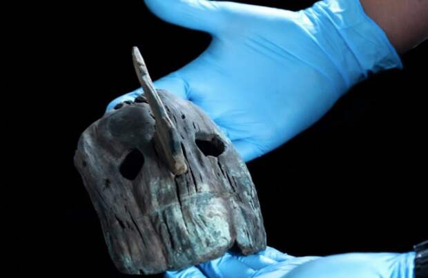 Ритуальная маска. Изображение взято с сайта: https://www.heritagedaily.com/2022/06/thousands-of-wooden-objects-and-offerings-recovered-from-the-aztec-templo-mayor/143896