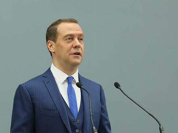 Подачка Медведева: разовую выплату пенсионерам оценили эксперты