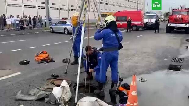 Рабочих смыло в канализационный люк на юго-востоке Москвы