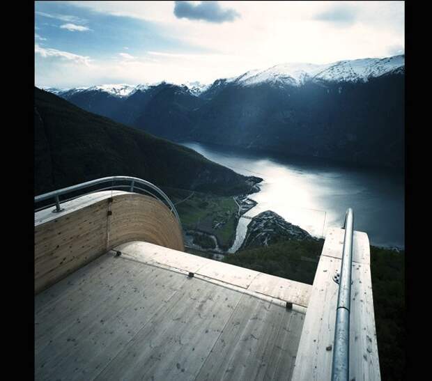 Aurland Lookout: полёт над горами в Норвегии