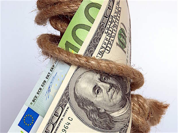 Рубль в ходе торгов укрепляется к доллару и евро