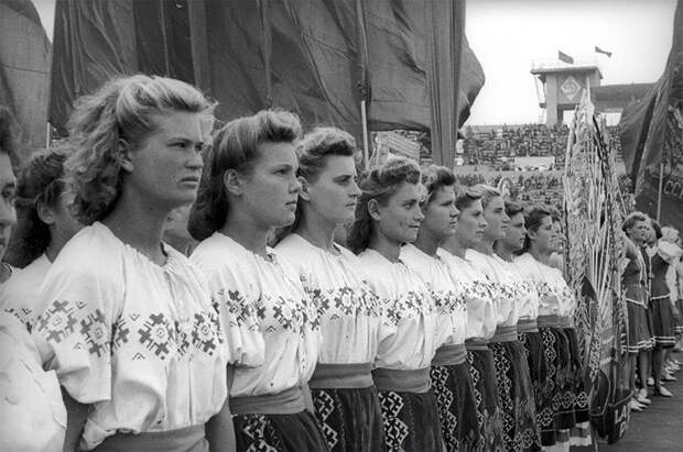 Спортивный парад на стадионе «Динамо». Москва, август 1947, фото Эммануил Евзерихин/Собрание МАММ/МДФ