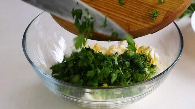 Зелень добавляйте ту, что любите. Но в этом салате она обязательна!