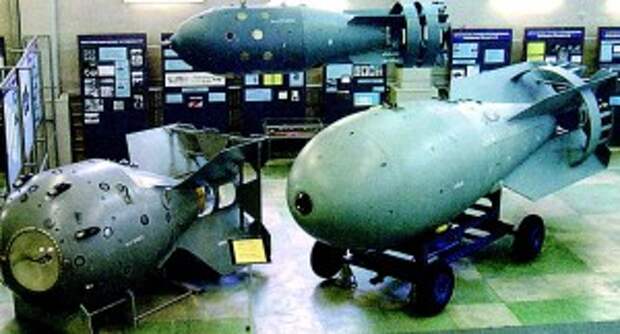 Водородный гриб Первые советские атомные бомбы. Слева – РДС-1, подвешена к потолку – РДС-4 («Татьяна»), справа – РДС-6с («слойка»)