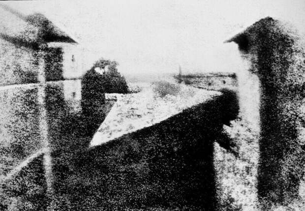 Самая старая известная фотография: вид из окна в Ле Гра (1826 г.) Самая старая известная фотография: вид из окна в Ле Гра (1826 г.)