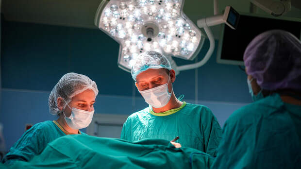 Гигантскую кисту удалили из живота подростка в столичной клинике