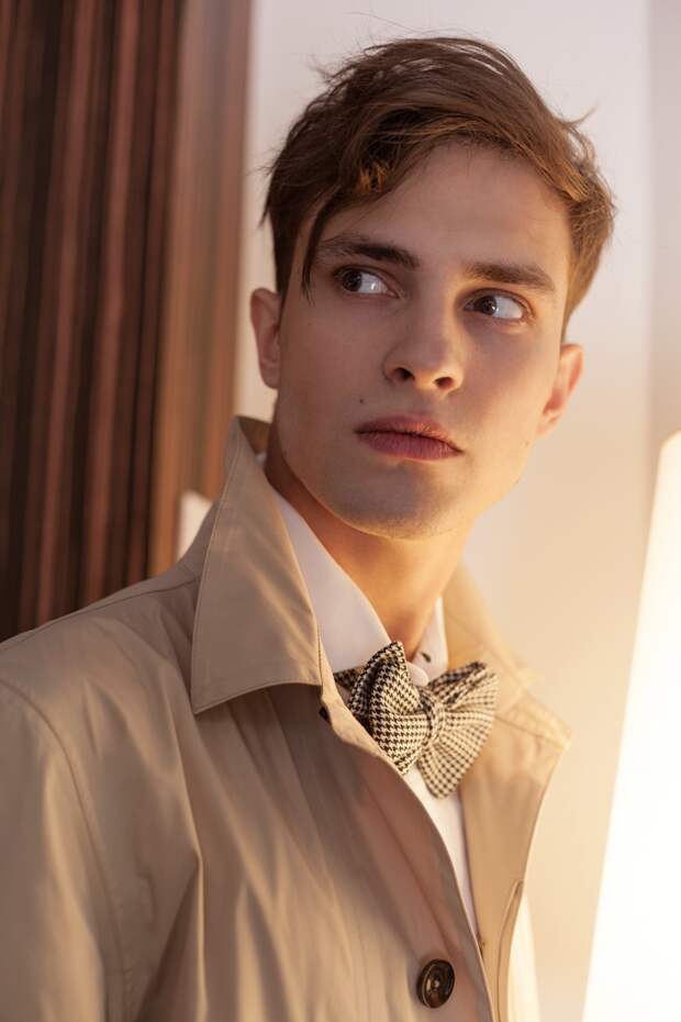 Плащ, DIEGO M; рубашка, BRIONI; галстук-бабочка, ARUT MSCW Плащ, DIEGO M; рубашка, BRIONI; галстук-бабочка, ARUT MSCW