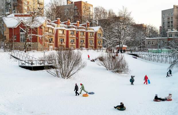 Россиян предупредили о штрафах за катание с горки в неположенных местах