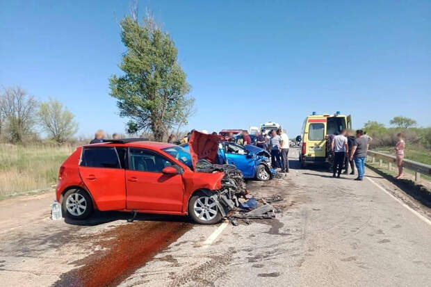 Девять человек пострадали в крупной аварии под Астраханью