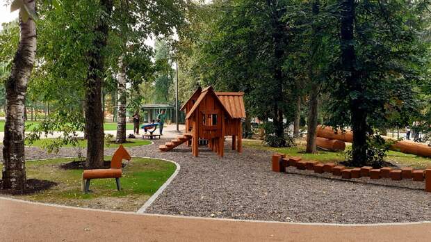 Девушку с шарами задержали в нижегородском парке "Швейцария"