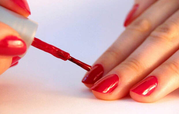 Красный лак помог модельеру придумать фирменную подошву/ фото: dailymail.co.uk Красный лак помог модельеру придумать фирменную подошву/ фото: dailymail.co.uk