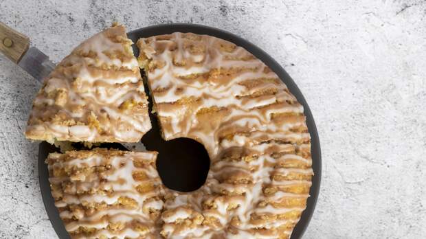 Запах корицы и яблок: простой рецепт пирога с хрустящей корочкой