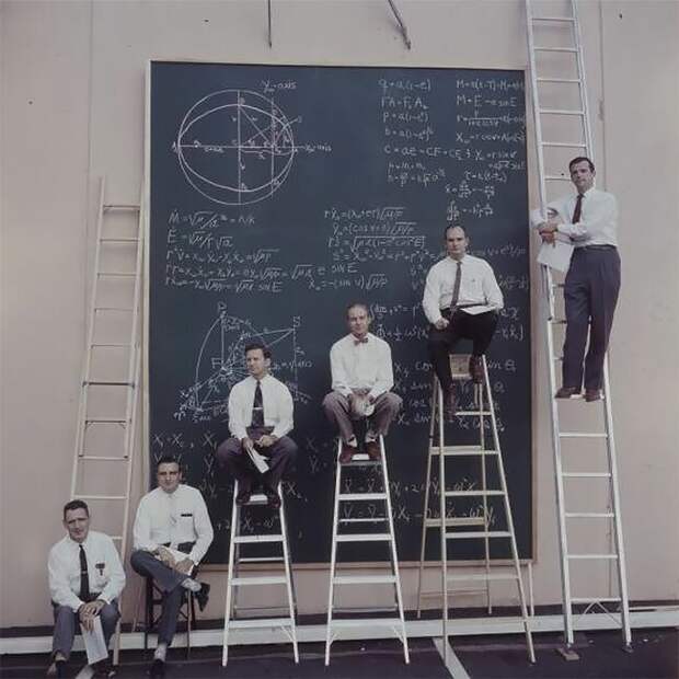 9. Ученые NASA позируют перед доской расчетов винтаж, интересно, исторические кадры, исторические фото, история, ретро фото, старые фото, фото