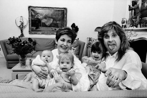 1041 Оззи Осборн Дома со своими детишками – дочерьми Эми и Келли и сыном Джеком в 1986 году.jpg