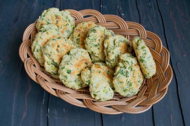 Часто пеку ароматное сырное печенье с луком и укропом: в моей семье оно заменяет хлеб