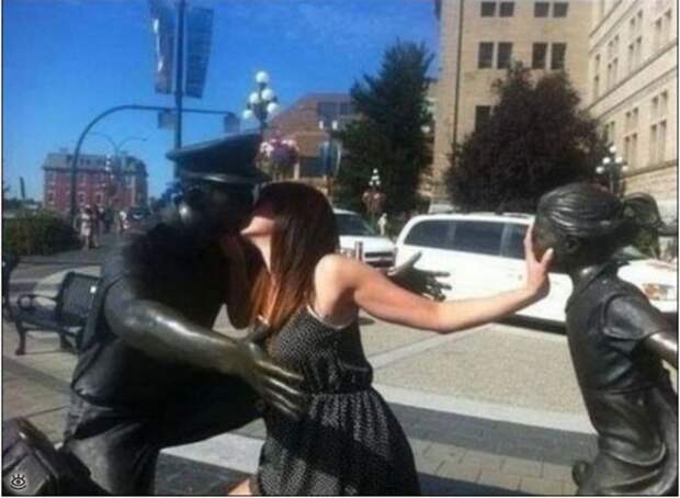 Забавные фотографии с памятниками 12