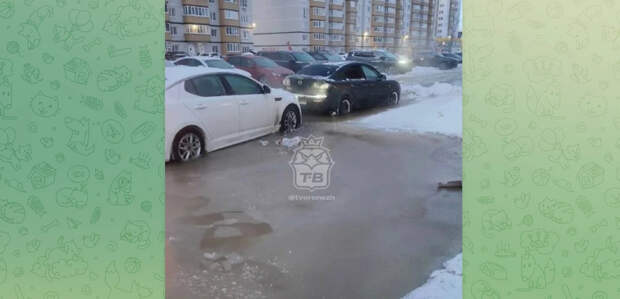 В Воронеже десятки машин вмёрзли в лёд из-за коммунальной аварии