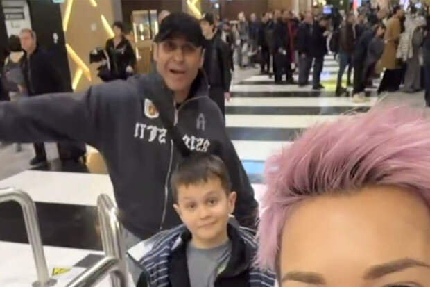 Жена певца Стаса Костюшкина сообщила, что они улетели с сыном из России