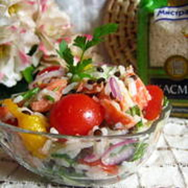 Салат с рисом, семгой и овощами