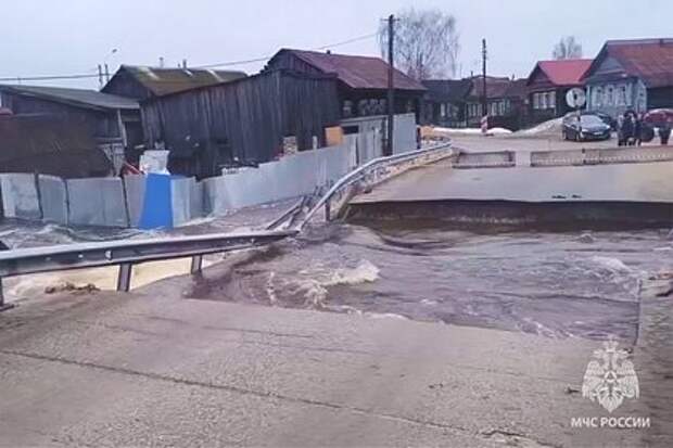 Паводок в Нижегородской области смыл временный мост в Шилокше