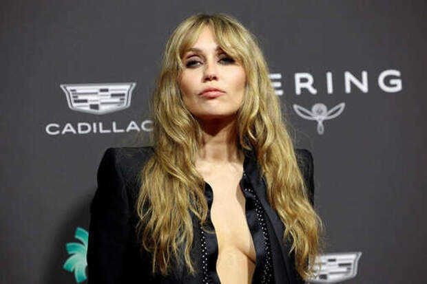 Певица Майли Сайрус в блузе и облегающих брюках пришла на кинофестиваль