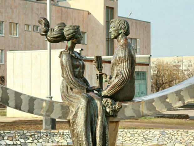 86 Фонтан - скульптурная композиция Любовь, посвящена В.Высоцкому и М.Влади в Волгодонске