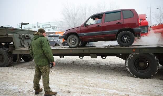Волгоградцы отправили в зону СВО конфискованные машины
