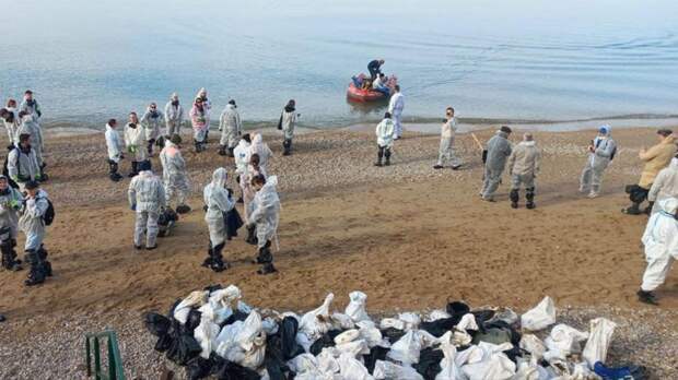 С пляжей Севастополя вывезли свыше 11 тонн загрязненного мазутом грунта за день