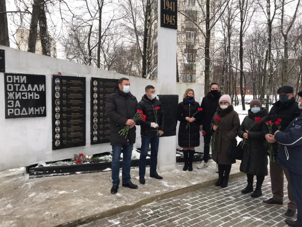 В Западном Дегунине открыли памятную доску на монументе воинам-железнодорожникам
