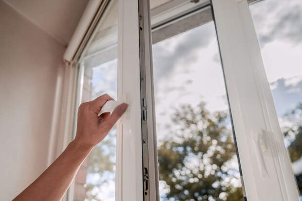 Mash: в Петербурге дворник поймал выпавшего из окна 13-го этажа ребенка