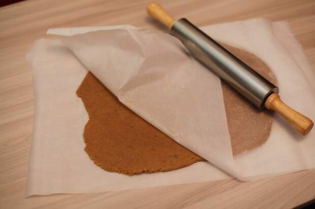 Чтобы тесто не прилипало, его нужно раскатывать между листами пергамента. / Фото: funpanda.ru