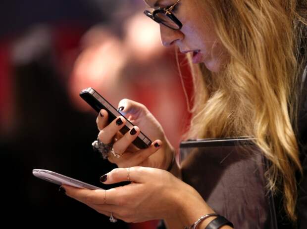 women_using_iphone_new_york_reuters.jpg