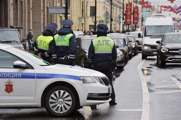 Mash: у автомобилистов Москвы и Подмосковья конфисковывают номера серии "АМР"