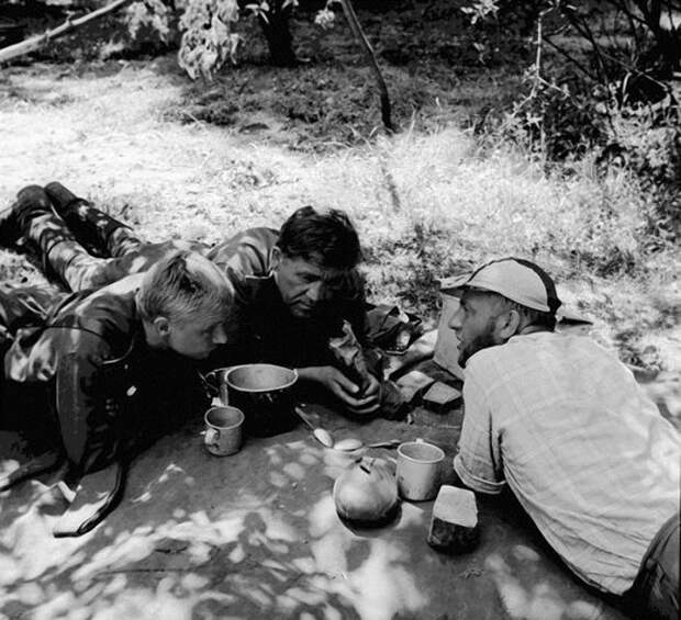 Режиссер Виктор Трегубович, консультирует актера Михаила Кононова и Федора Одинокова во время съемок фильма «На войне, как на войне», 1968 год. Фото Михаила Озерского. 