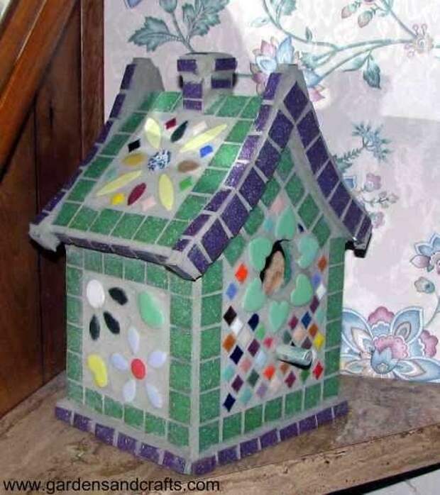 Птичий домик, украшенный мозаикой
