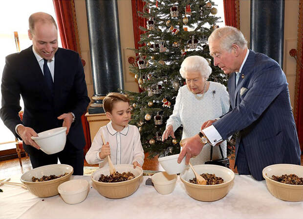 Принц Джордж вместе с папой Уильямом, дедом Чарльзом и прабабушкой Елизаветой II приготовил рождественский пудинг