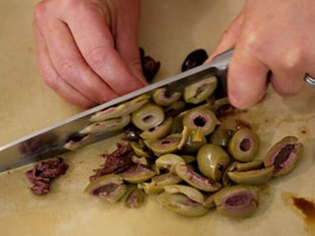 измельчаем оливки