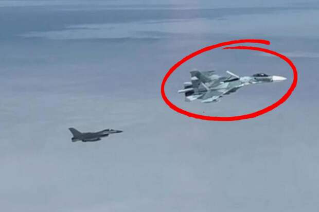 Пилот российского Су-27П неожиданно поднялся над кабиной пилота F-16 немного махнув крыльями: разбор и обозначение этого мощного жеста