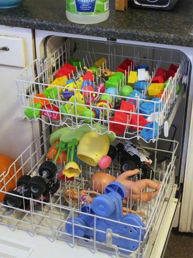10. «Игрушки можно помыть в посудомоечной машине» Хитрость, дети, идея, полезно, родители, совет, фантазия