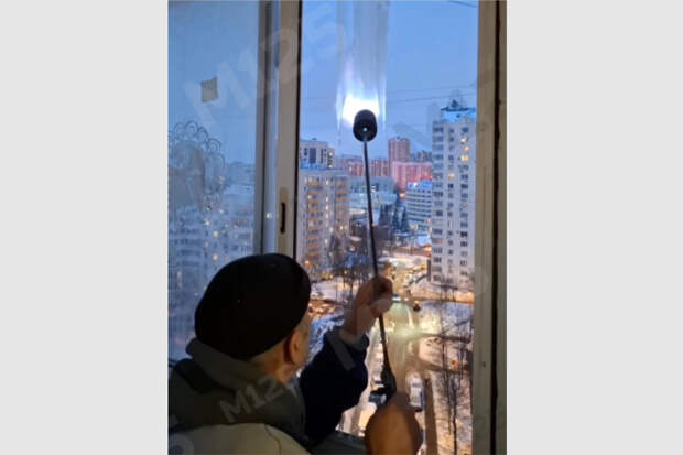 На севере Москвы придумали необычный способ борьбы с сосульками