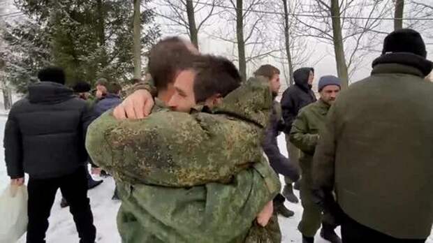 После сложных переговоров на родину из украинского плена вернулись 63 росси...