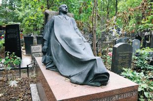 Память о трагической любви - это надгробие Н. Торосяну. 