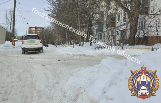 Автомобиль сбил ребёнка во дворе на улице Приупской в Туле