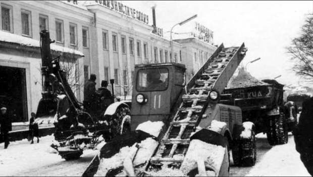 17. Для уборки снега создавались свои спецмашины. СССР, авто, автомобили, олдтаймер, ретро авто, ретро техника, ретро фото, советские автомобили