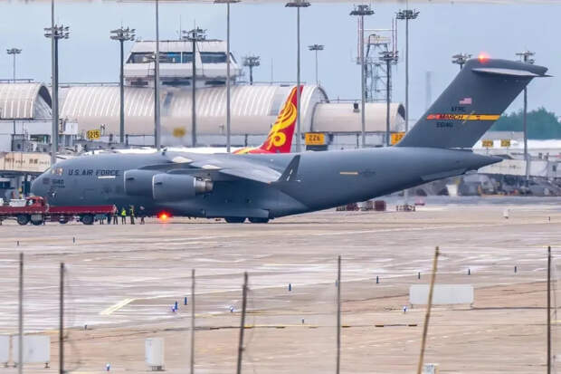 C-17 Globemaster III ВВС США доставил бронированный лимузин Трампа «Зверь» в КНР