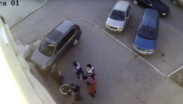 Опубликовано видео ДТП, где водитель сбил двух девушек на тротуаре