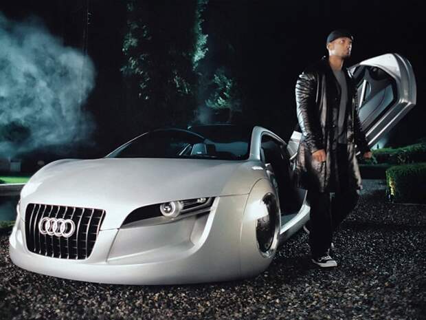 Тем же путём пошла компания Audi. Специально для фильма «Я, робот» 2004 года, был создан концептуальный автомобиль Audi RSQ, на котором главный герой перемещается в 2035 году. автопилот, беспилотник, беспилотные автомобили