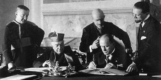 Кардинал Пьетро Гаспарри и Бенито Муссолини подписывают Латеранские соглашения, 1929